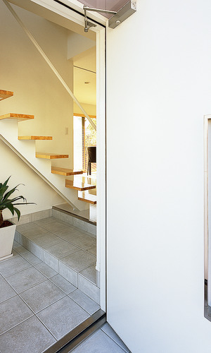 玄関フロアとの段差を減らすべく、緩やかに一段段差を設けた玄関ホール