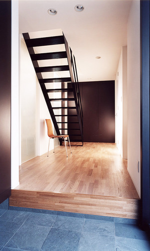 シンプルな究極美を感じる、蹴上のないすっきりとした黒階段