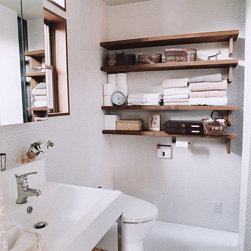 厚みのある木棚板を使用し、ざっくり感を表現した洗面所・トイレ