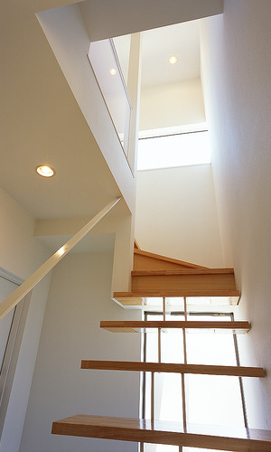 階段周りに窓を設け、足元を常に明るい日差しでいっぱいになるように設計された階段