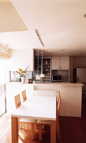 圧迫感を感じる換気扇は壁で隠し、開放感をだした対面式キッチン