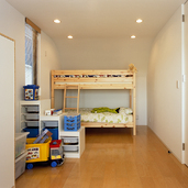 内部空間を有効に確保すべく採用した、曲線が眼を惹く子供部屋