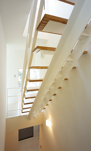 軽やかに上階に伸びる後ろ姿までも、緻密にデザインされている階段