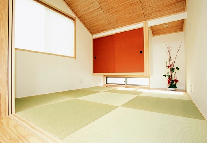 鮮やかな襖が個性的な琉球畳の和室