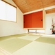 鮮やかな襖が個性的な琉球畳の和室