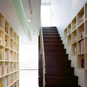 読書家のための書籍棚を設けた階段