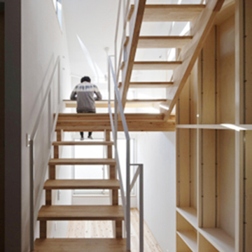 狭小住宅だからこそスキップフロアーを　階段が図書館な住まい　：　聚楽廻の住宅