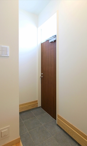 既存の玄関ドアを木製ドアに交換