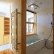 大きな木製窓のある浴室