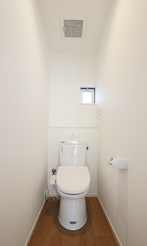 小さな窓のある爽やかなトイレ