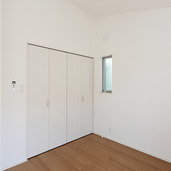 壁と一体化した白い収納扉