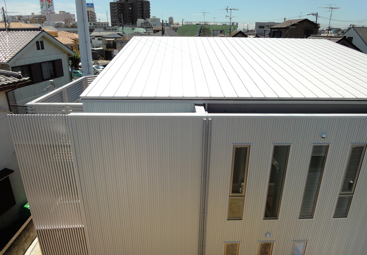 ガルバリウム鋼板屋根とフラットルーフ