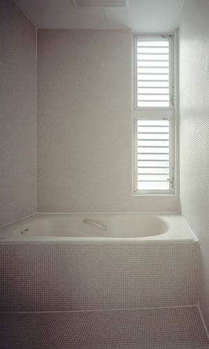 モザイクタイル張りの浴室