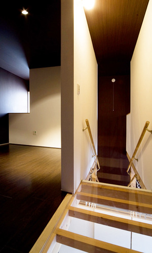 透明床の階段室