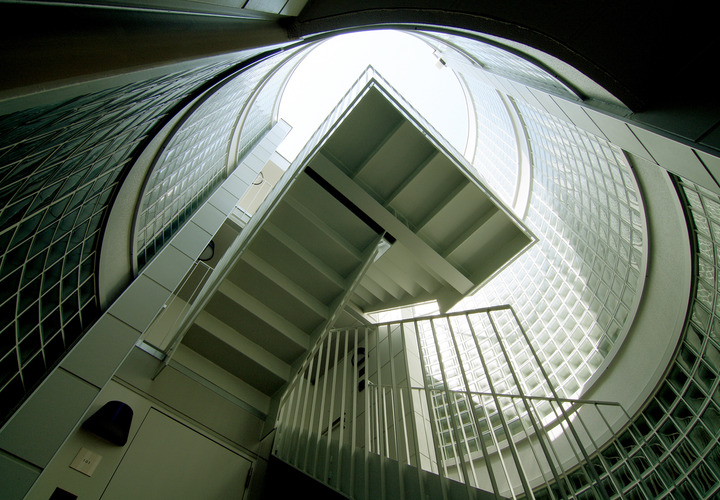 階段室から各住戸に光を届けるガラスブロック