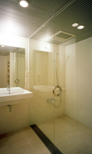 ガラスを使って広く明るく見せる、プライベートシャワー室