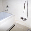 白とシルバーのスタイリッシュな浴室