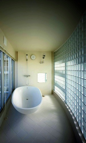 ガラスブロックを使用し、視線を遮り、優しい光を満たす浴室