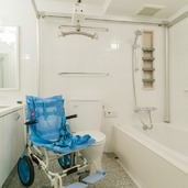 入浴用のリフトを取り付けた浴室。介護の人の負担が軽減できます。