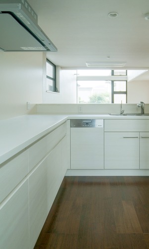白を基調としたシンプルなオープンキッチン