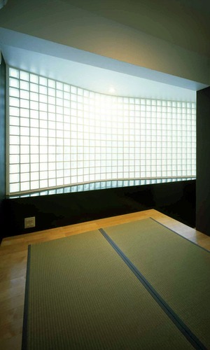 弧を描いた壁には、モダンにガラスブロックを使用した和室
