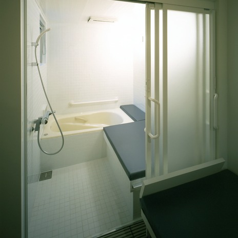 脱衣場から浴室へ続く腰掛けは、この家を自由に利用するためのアイテム