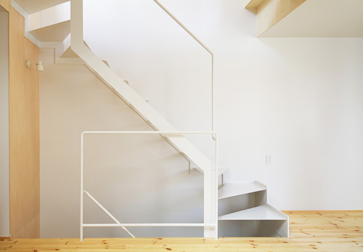 モダンアートの様なシンプルで白い鉄製階段