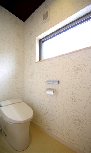 トイレ　花柄の壁紙