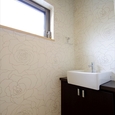 トイレ洗面台　花柄の壁紙