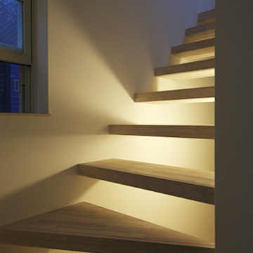 階段下の間接照明が幻想的な雰囲気を作り出す