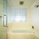 ガラスブロックの壁で明るい浴室