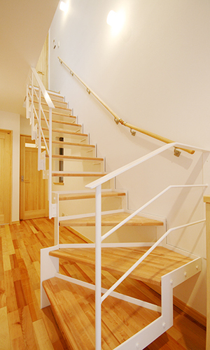 床板と調和する2階への階段