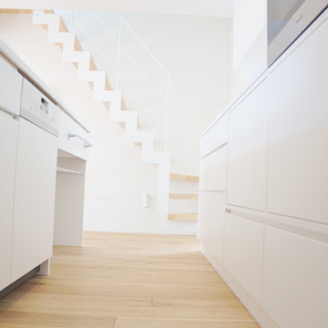 キッチン横のオープン階段