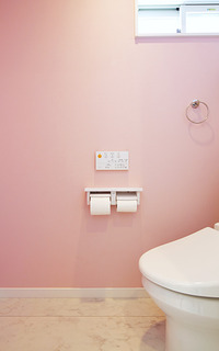 淡いピンクの壁紙が可愛らしいトイレ Fevecasa フェブカーサ