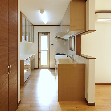 作業スペースや収納の多い機能的キッチン