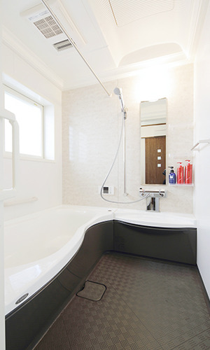 曲線の柔らかい雰囲気の浴室