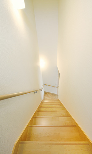 間接照明が優しく照らす階段