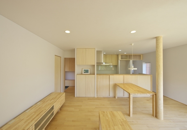素材を統一したリビング・ダイニング・キッチンは空間に一体感が出る。