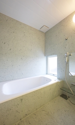 十和田石貼りの浴室。