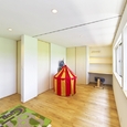 リビングと同様に珪藻土を使用した子供室。