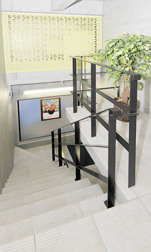 黒い手摺が設置された階段