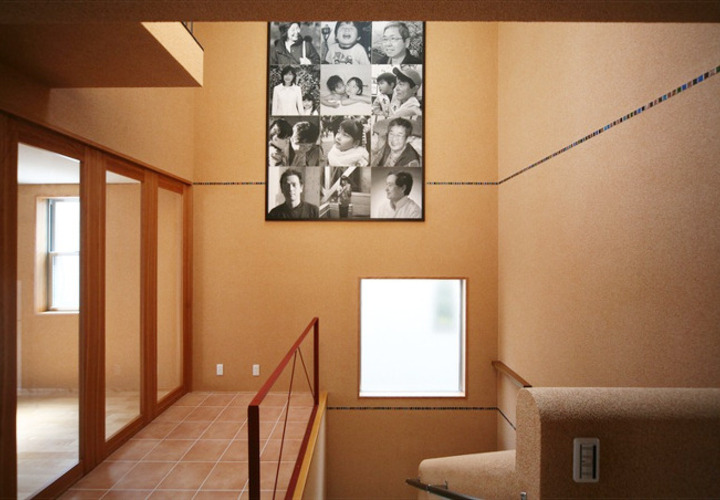 階段横には家族の思い出を洒落たアートにして飾る