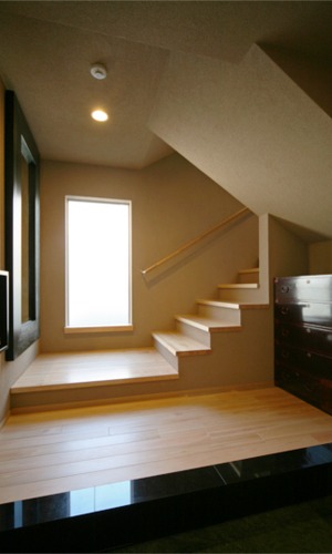 アンティークな家具が映えるモダンな階段スペース