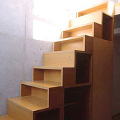 収納と一体化した機能的な階段