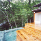 青石の露天風呂と開放的な内風呂