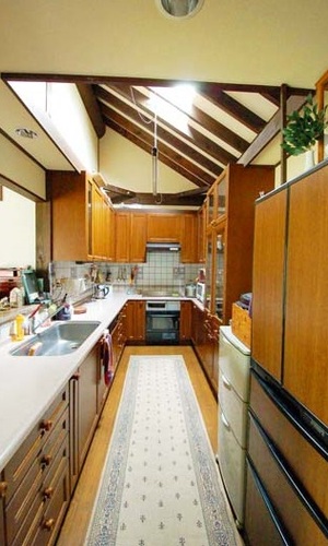 キッチンの傾斜屋根と天窓