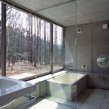 森を望む洗面・浴室