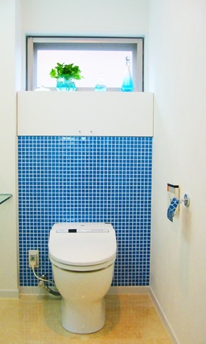 ブルーを基調にした、さわやかな印象のトイレ