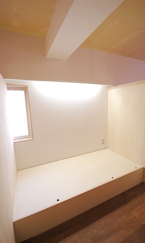 コーニス照明による明るい寝室