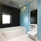 アクアブルーの壁のモダンな浴室